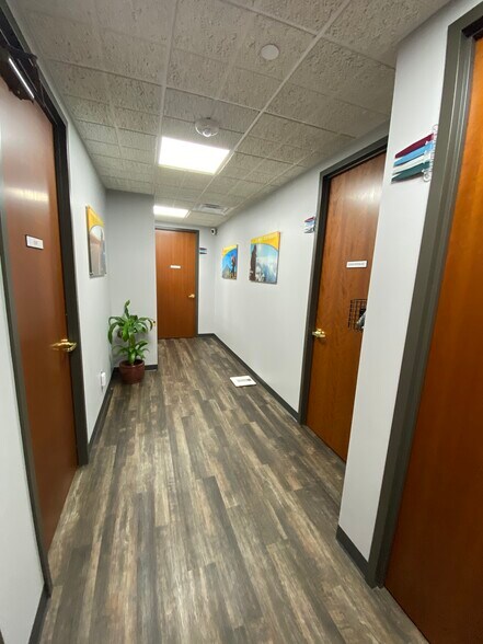 More Photos Of 10 Waterside Dr, Farmington Office For Lease