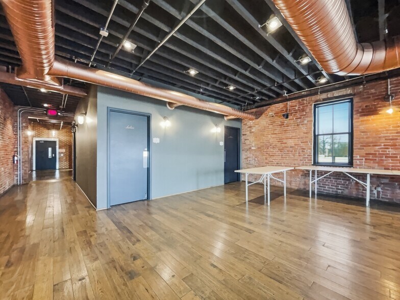 More Photos Of 1430 W Franklin St, Evansville General Retail For Sale