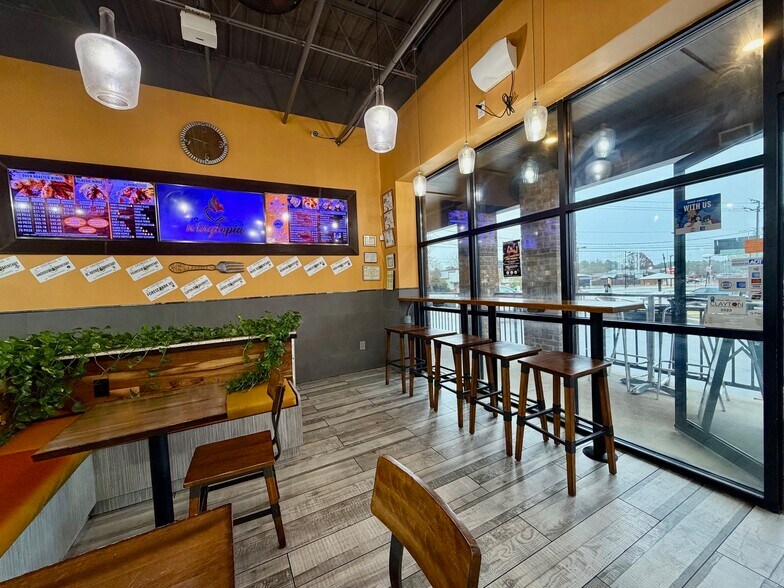 More Photos Of 1105 Main St, Forest Park Freestanding For Lease