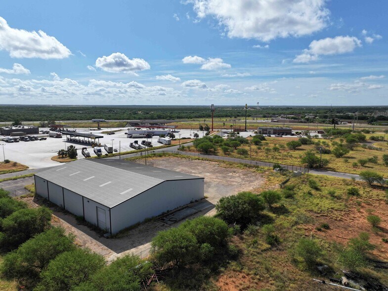 More Photos Of 149 Eagle Ford Rd, Cotulla Warehouse For Lease