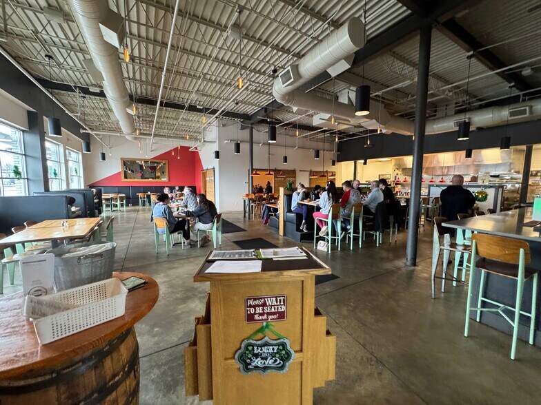 More Photos Of 7729 W Ridgewood Dr, Parma Restaurant For Lease