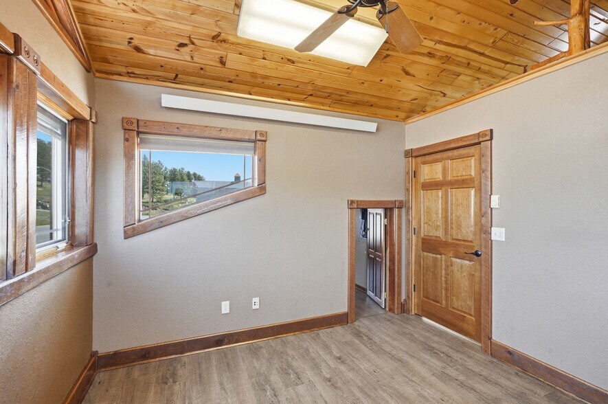More Photos Of 1100 Mount Rushmore Rd, Custer Flex For Sale