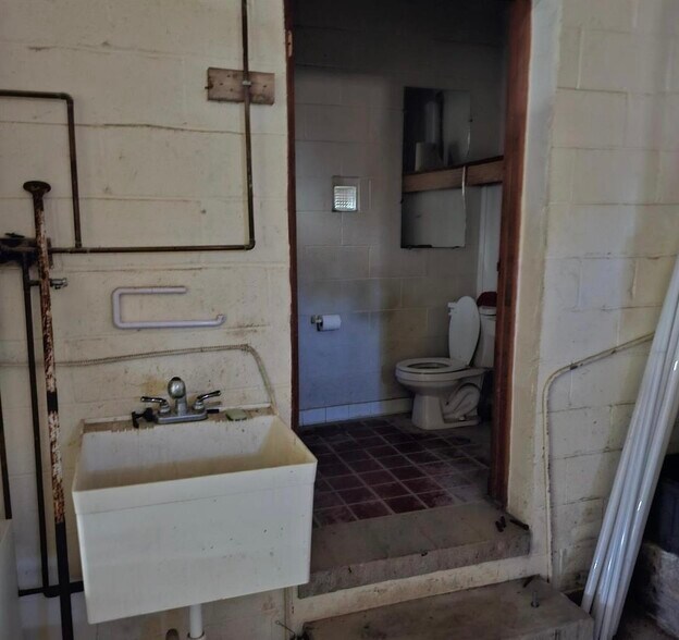 More Photos Of 7102 German Hill Rd, Baltimore Freestanding For Lease