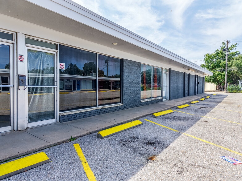 More Photos Of 415 S Hydraulic St, Wichita General Retail For Sale