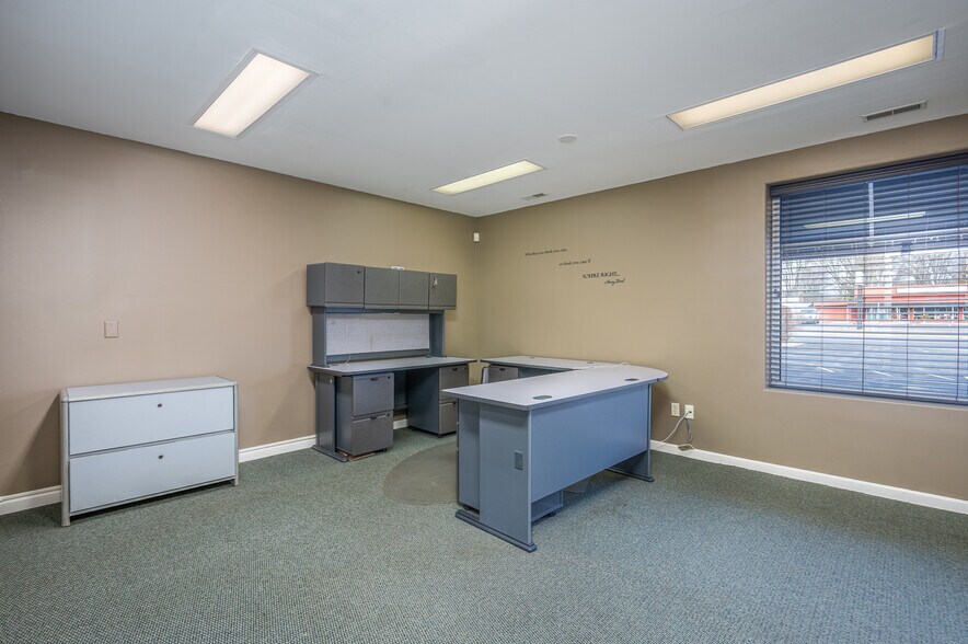 More Photos Of 5025 Dorr St, Toledo Showroom For Sale