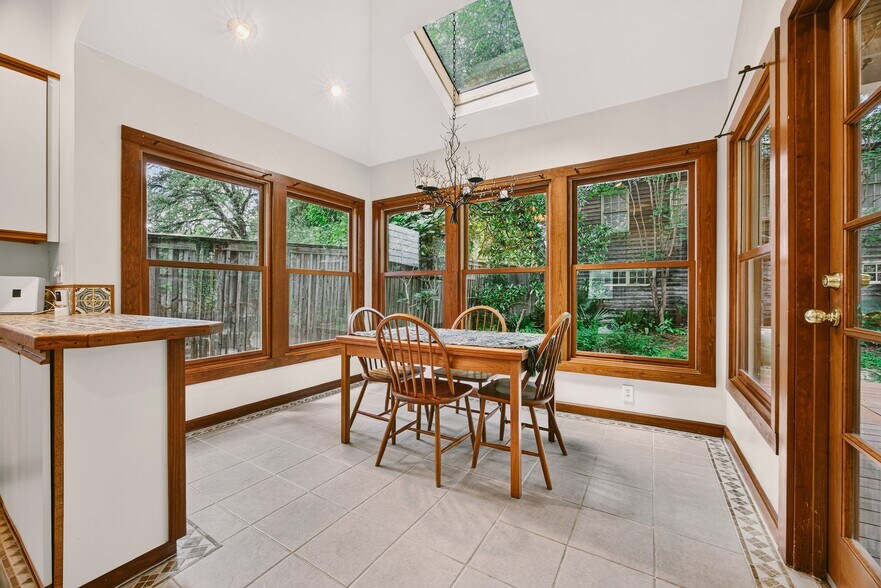 More Photos Of 812 W 10th St, Austin Office For Sale