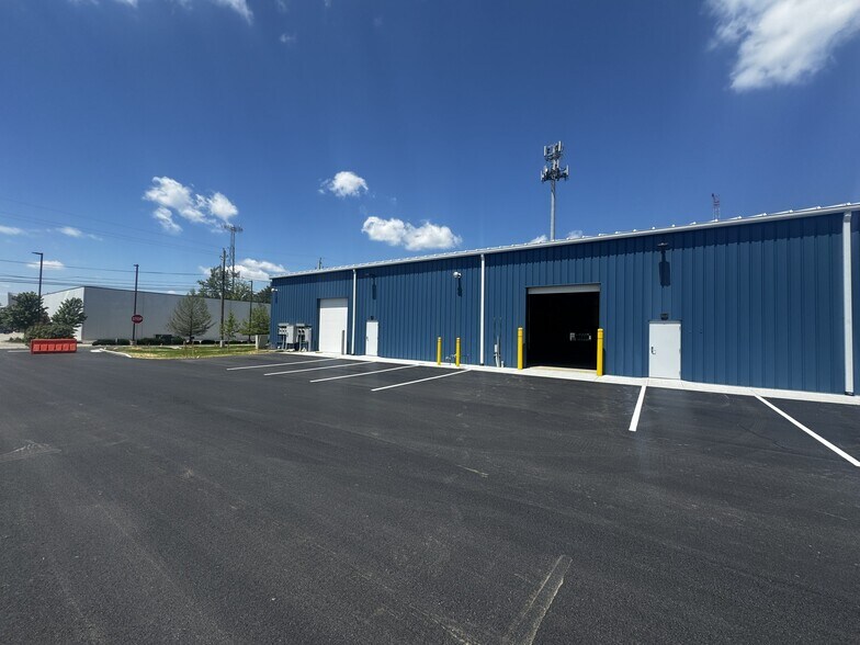 More Photos Of 8343 Masters Rd, Indianapolis Flex For Lease