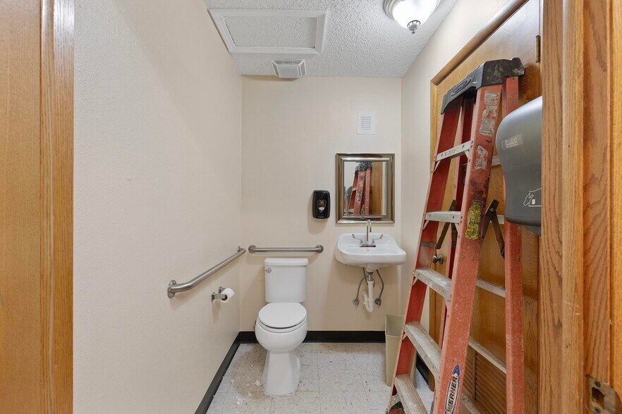 More Photos Of 327 E Airport Dr, Carthage Medical For Sale