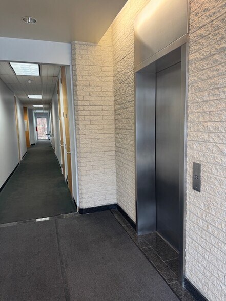 More Photos Of 800 N Old Woodward Ave, Birmingham Office For Lease