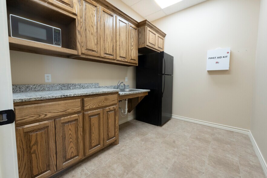 More Photos Of 1806 CR-1101, Midland Warehouse For Lease