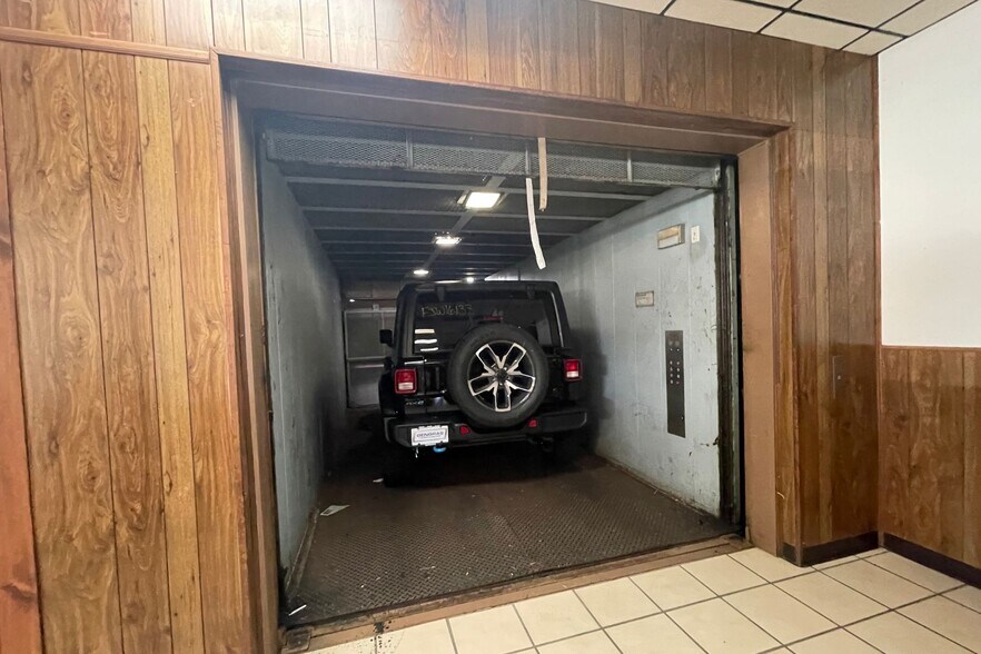 More Photos Of 430 Tunxis Hill Rd, Fairfield Warehouse For Sale