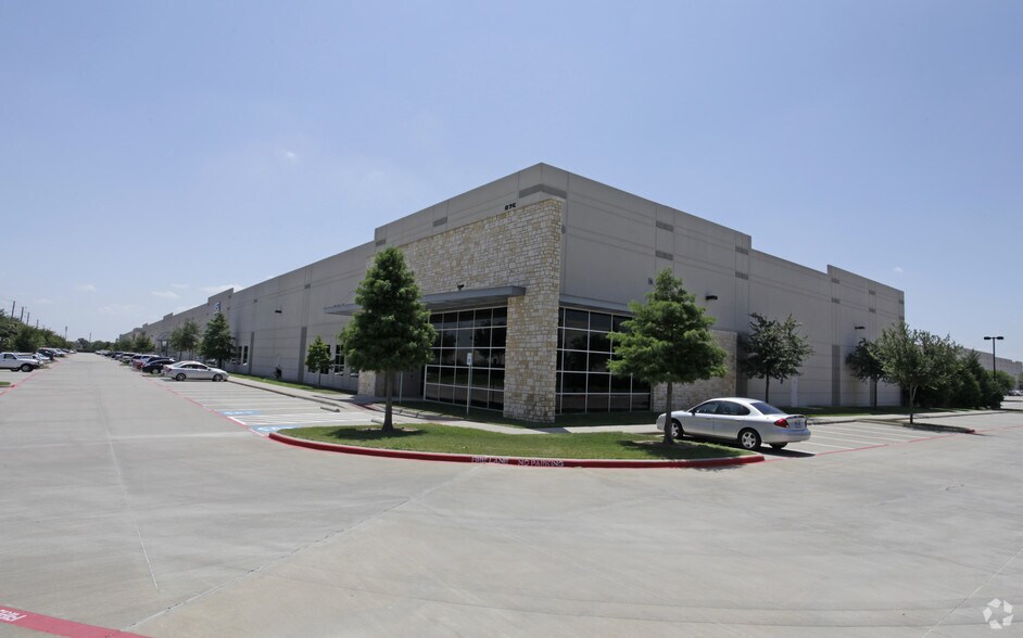 More Photos Of 875 W Sandy Lake Rd, Coppell Warehouse For Lease