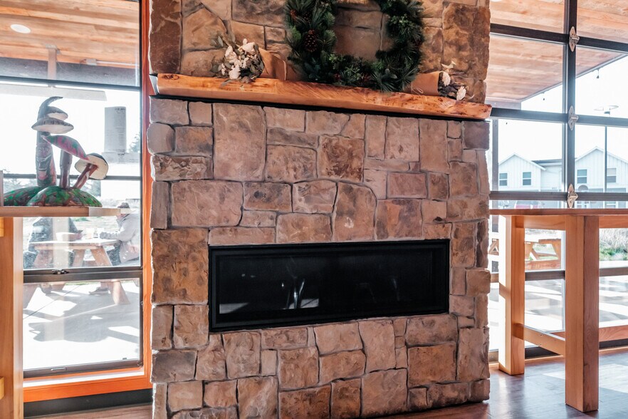 More Photos Of 755 SE College Way, Newport General Retail For Sale