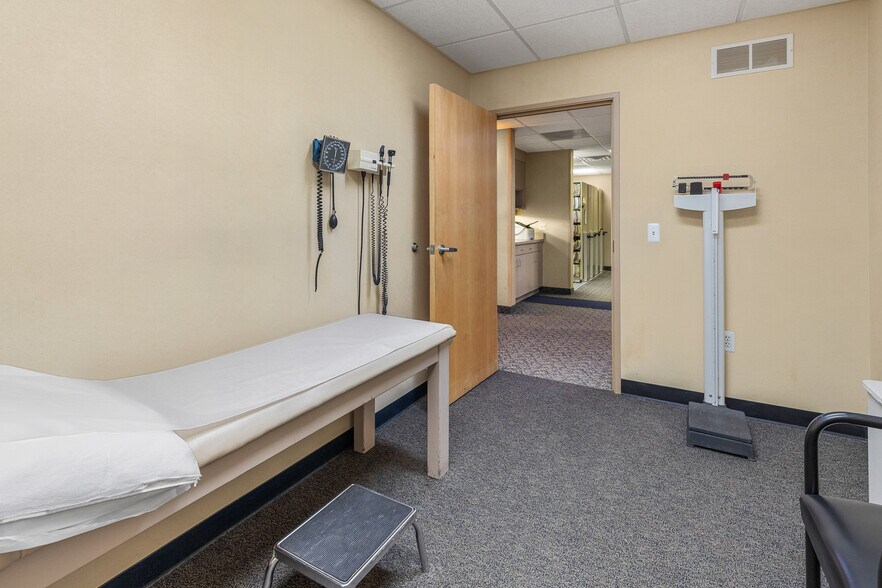 More Photos Of 24548 W Warren St, Dearborn Heights Medical For Sale