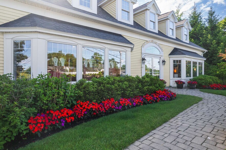 More Photos Of 307 Main St, Ogunquit Storefront For Sale