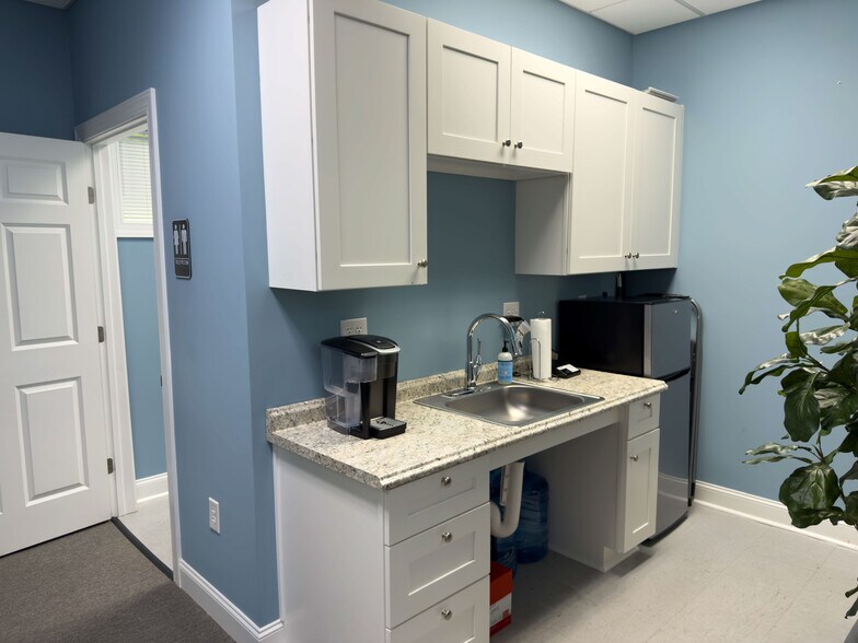More Photos Of 9719 Northeast Pky, Matthews Office For Lease