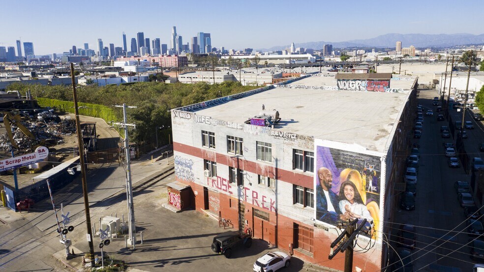More Photos Of 2079 E 15th St, Los Angeles Flex For Lease