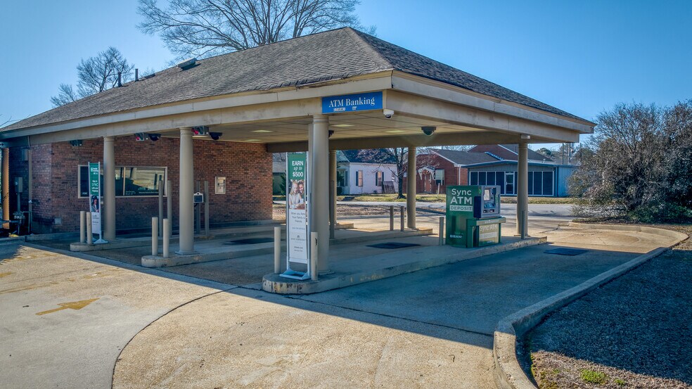 More Photos Of 305 4th Ave SW, Red Bay Bank For Sale