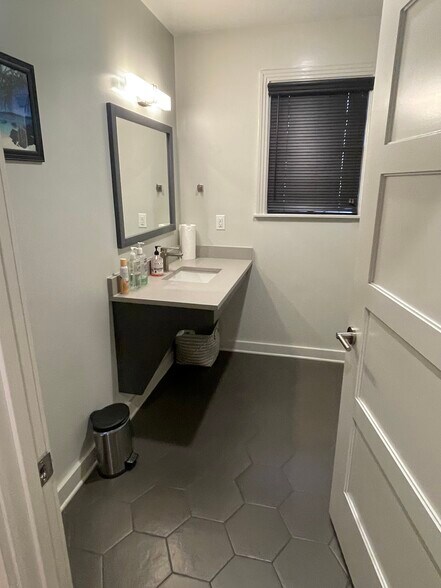 More Photos Of 1475 Columbia Ave, Franklin Office For Lease