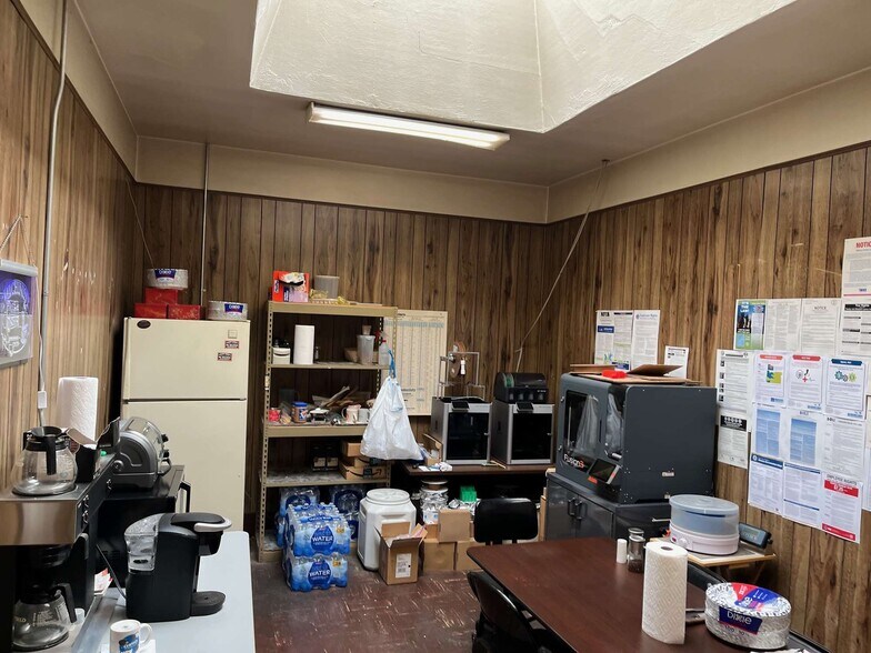 More Photos Of 646 N Thompson St, Portland Manufacturing For Sale