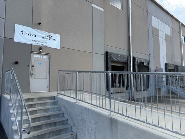 More Photos Of 8230 Plummer St, Houston Distribution For Lease