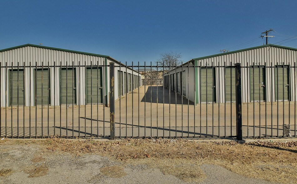 More Photos Of 1433 N Plaza Dr, Granbury Self Storage For Sale