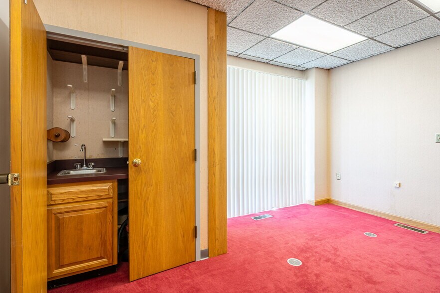 More Photos Of 1080 Caroline Dr, Washington Office For Sale