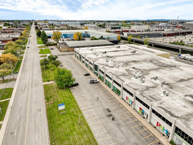 More Photos Of 1925-1985 Boul Hymus, Dorval Light Distribution For Lease