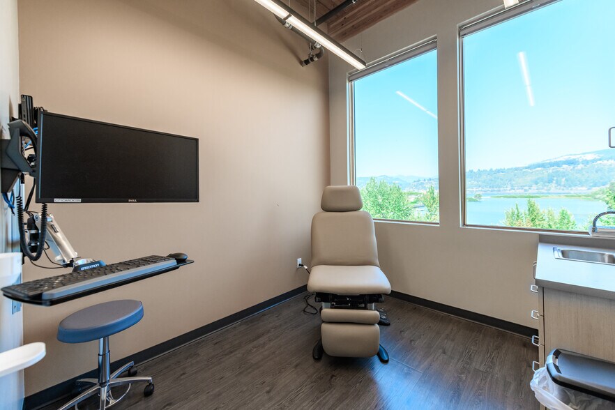 More Photos Of 33 Nichols Pkwy, Hood River Medical For Lease