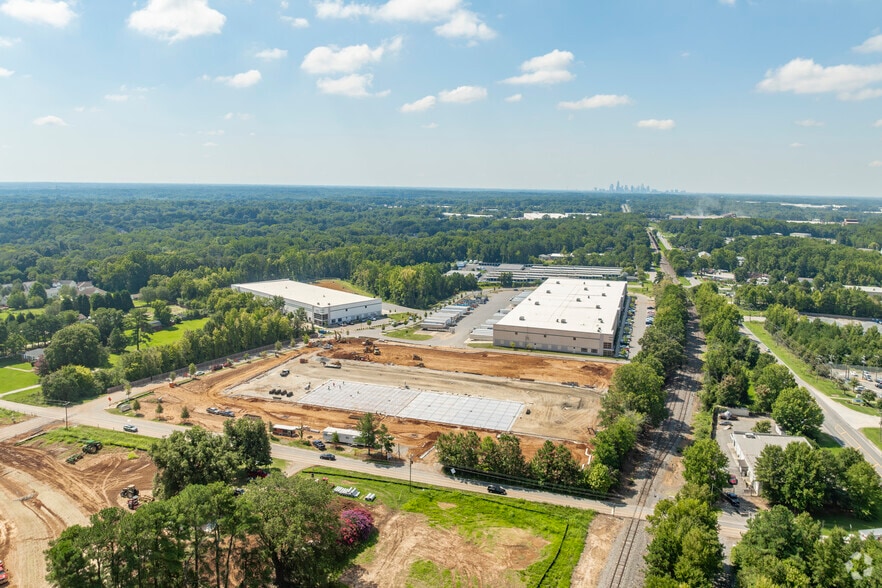 More Photos Of 4330 Silverpark Dr, Charlotte Unknown For Lease