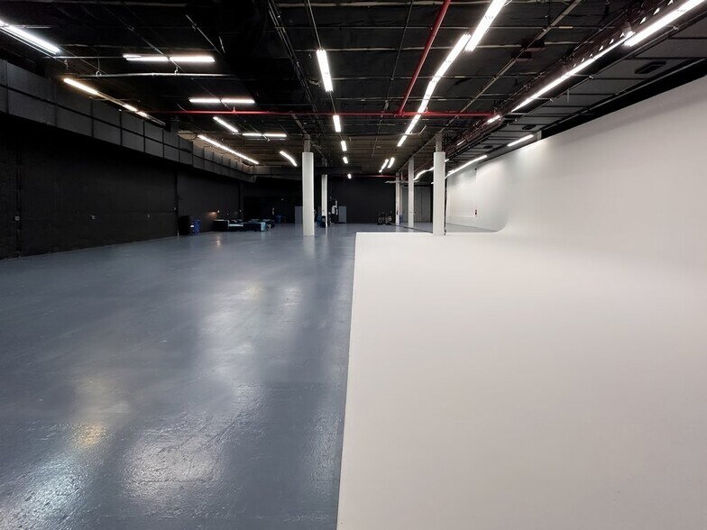 More Photos Of 2-15 Borden Ave, Long Island City Light Manufacturing For Lease