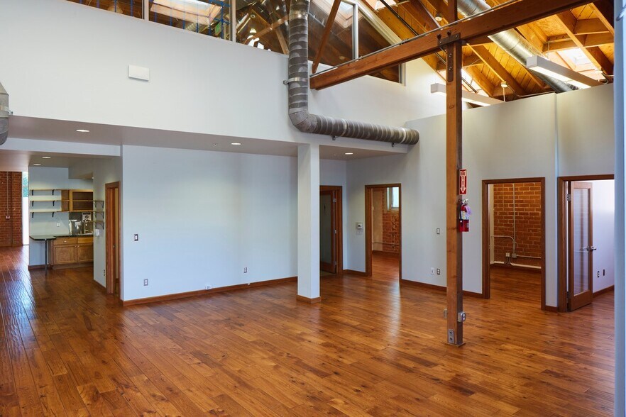More Photos Of 2435-2449 N Naomi St, Burbank Loft Creative Space For Lease