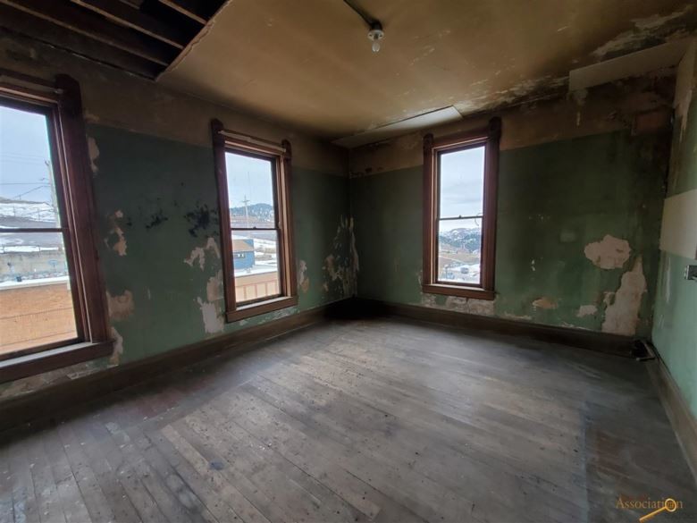 More Photos Of 305 W Main St, Lead Restaurant For Sale