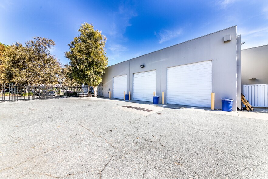 More Photos Of 520 E Easy St, Simi Valley Warehouse For Lease