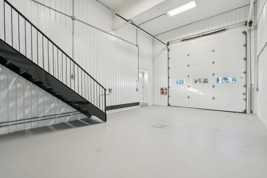 More Photos Of 7 Ch Noël, Saint-bernard-de-lacolle General Retail For Sale