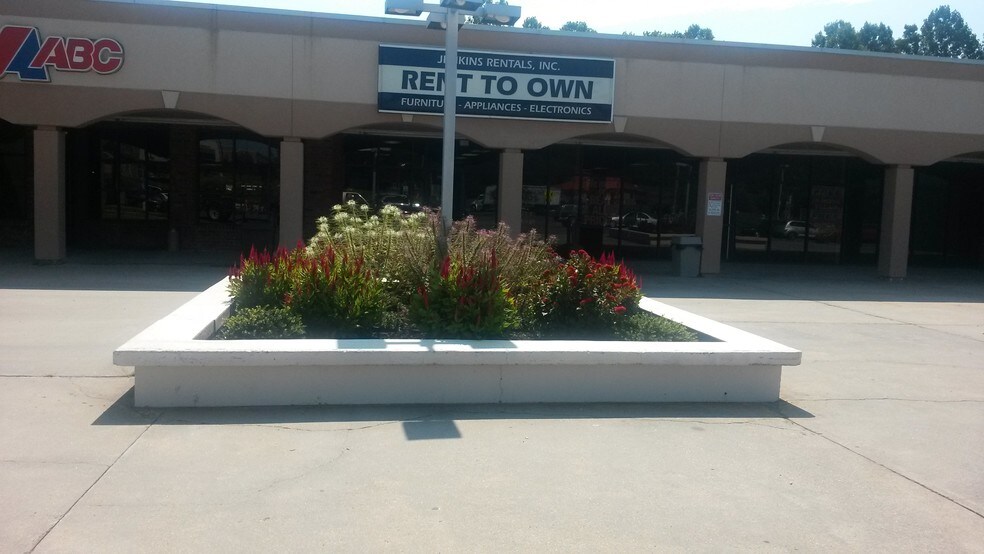 More Photos Of 502 E Main St, Louisa Unknown For Lease