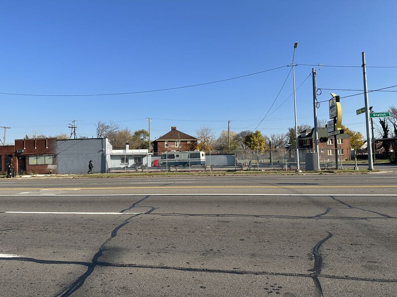More Photos Of 13400 Gratiot Ave, Detroit Auto Dealership For Sale