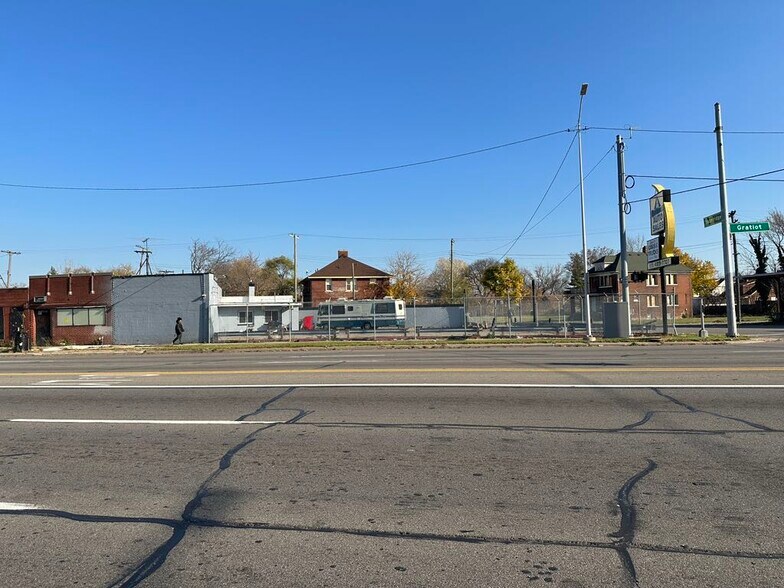 More Photos Of 13400 Gratiot Ave, Detroit Auto Dealership For Sale