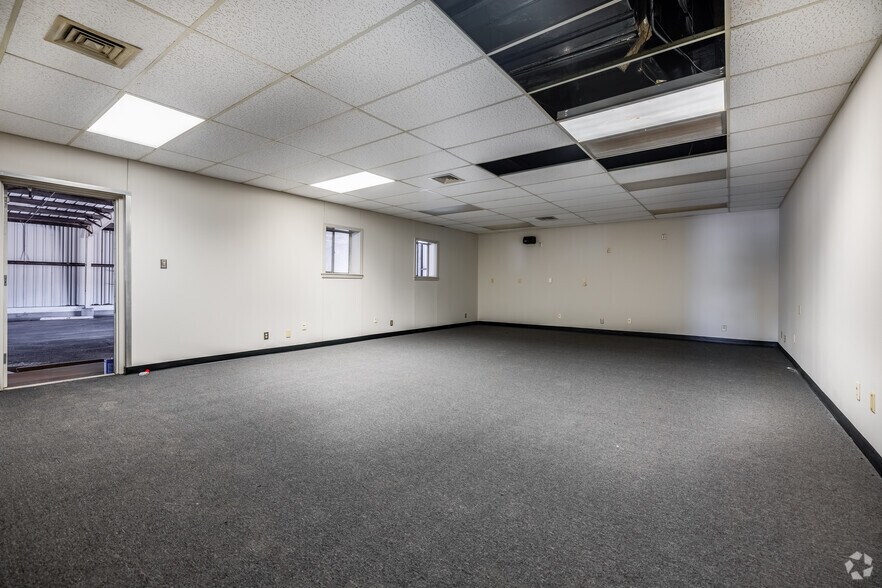 More Photos Of 605 E Yukon Rd, Odessa Warehouse For Lease