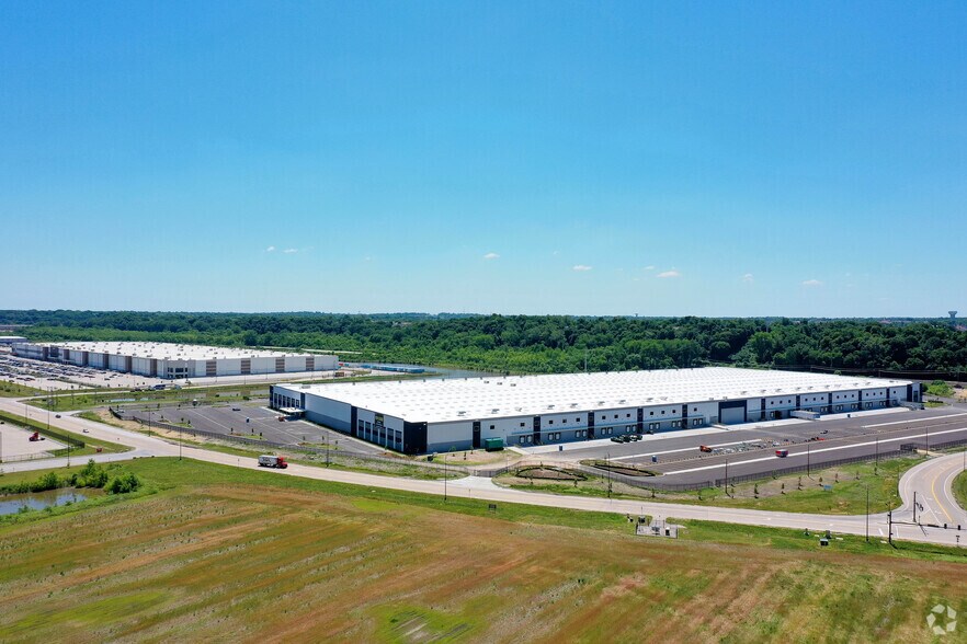 More Photos Of 5000 Premier Pkwy, Saint Peters Distribution For Lease