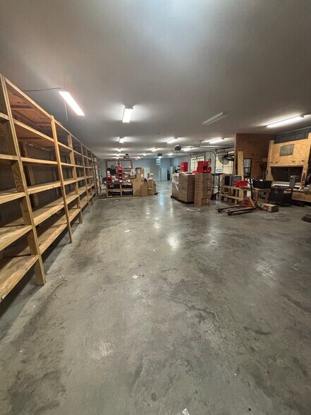 More Photos Of 7107 Juniper Rd, Fairview Showroom For Sale