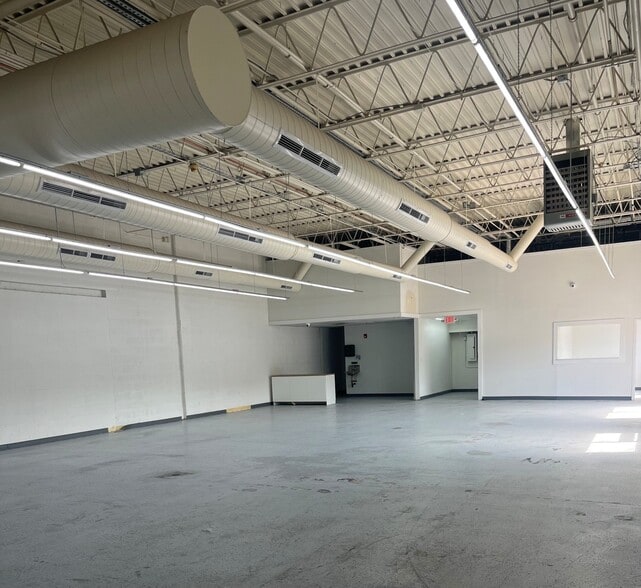 More Photos Of 207 Cambridge St, Burlington Warehouse For Lease
