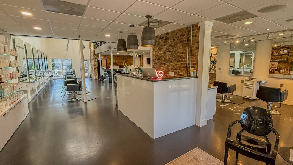 More Photos Of 15 W Main St, Pensacola Office For Sale