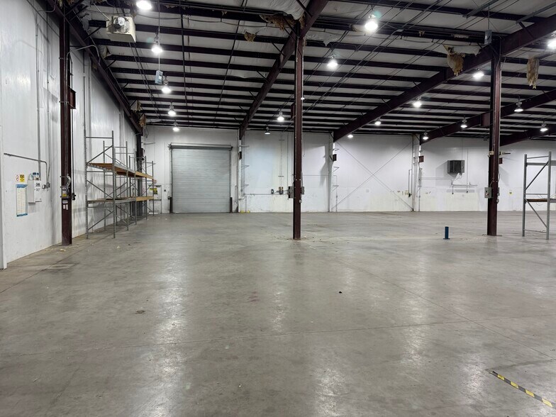 More Photos Of 10511 Fallstone Rd, Houston Warehouse For Lease
