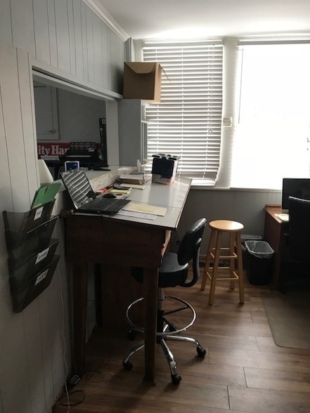 More Photos Of 231 W Market St, Anderson Warehouse For Lease