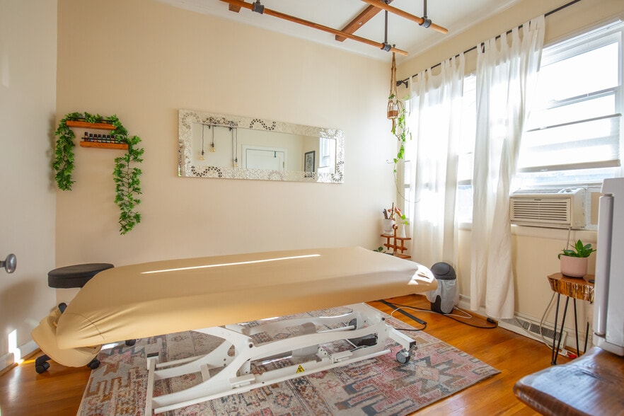 More Photos Of 2931-2935 NE Broadway St, Portland Storefront Retail Office For Sale