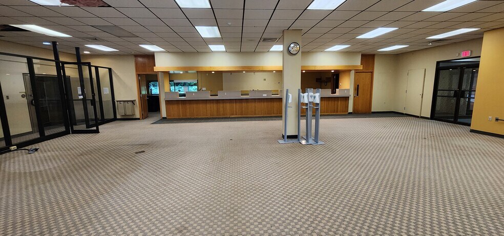 More Photos Of 1 Sherman Hill Rd, Woodbury Bank For Lease