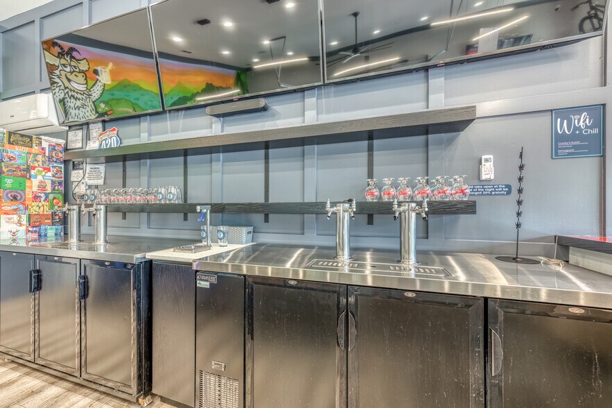More Photos Of 640 E Maple St, Johnson City Bar For Sale