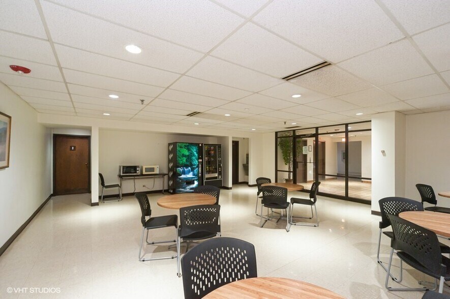 More Photos Of 950 Milwaukee Ave, Glenview Office For Sale