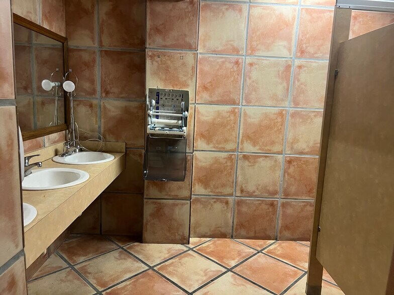 More Photos Of 16805 NW 12th Ave, Miami Hotel For Lease